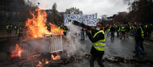 Protesters build a barricade during a protest of Yellow vests (Gilets jaunes) against rising oil prices and living costs, on December 1, 2018 in Paris - Sputnik International