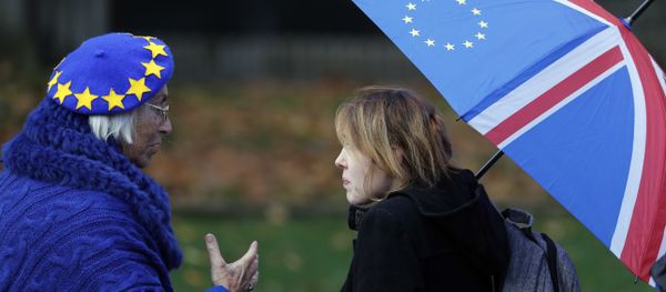 Anti-Brexit supporters talk as they protest opposite the House of Parliament in London, Tuesday, Nov. 27, 2018 - Sputnik International