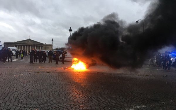 French ambulance drivers block traffic during a protest demonstrartion near the National Assembly in Paris, December 3, 2018 - Sputnik International