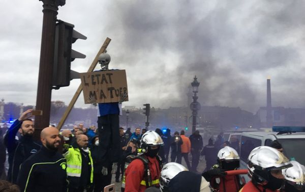 French ambulance drivers block traffic during a protest demonstrartion near the National Assembly in Paris, December 3, 2018 - Sputnik International
