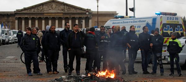 French ambulance drivers block traffic during a protest demonstrartion near the National Assembly in Paris, December 3, 2018 - Sputnik International
