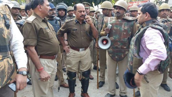 Policemen gather outside a police station following reports of mob violence at Chingravati village in Bulandhahr, India's northern Uttar Pradesh state, on December 3, 2018 Policemen gather outside a police station following reports of mob violence at Chingravati village in Bulandhahr, India's northern Uttar Pradesh state, on December 3, 2018 - Sputnik International