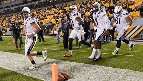 Los Angeles Chargers quarterback Philip Rivers (17) warms up before an NFL football game against the Pittsburgh Steelers, Monday, Dec. 3, 2018, in Pittsburgh - Sputnik International