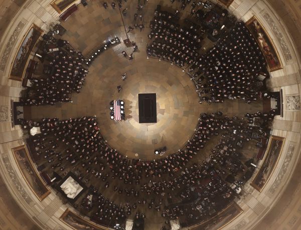 Casket of former President George H.W. Bush is carried by a joint services military honor guard into the Capitol Rotunda - Sputnik International
