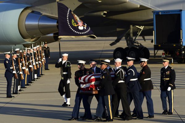 Casket of former President George H.W. Bush is carried by a joint services military honor guard to a hearse at Andrews Air Force Base in Maryland - Sputnik International