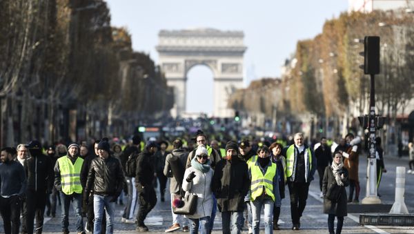 People block the traffic of Paris' landmark Avenue des Champs Elysees and place Charles de Gaulle-Etoile on November 17, 2018 in Paris, - Sputnik International