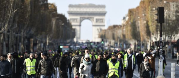 People block the traffic of Paris' landmark Avenue des Champs Elysees and place Charles de Gaulle-Etoile on November 17, 2018 in Paris, People block the traffic of Paris' landmark Avenue des Champs Elysees and place Charles de Gaulle-Etoile on November 17, 2018 in Paris, - Sputnik International
