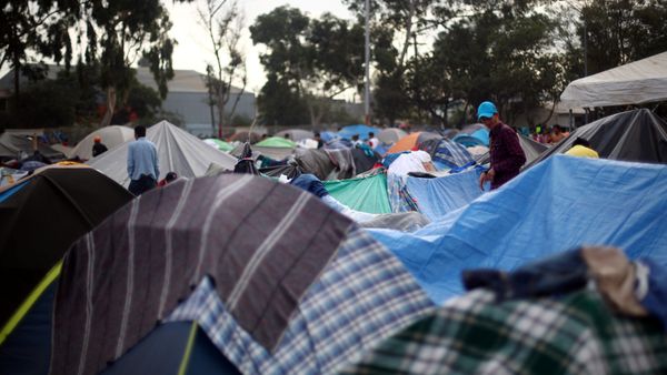 A migrant, part of a caravan of thousands from Central America trying to reach the United States - Sputnik International