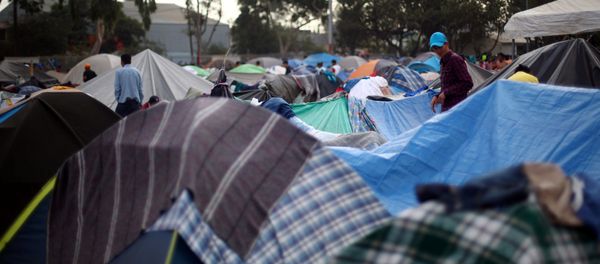 A migrant, part of a caravan of thousands from Central America trying to reach the United States A migrant, part of a caravan of thousands from Central America trying to reach the United States - Sputnik International