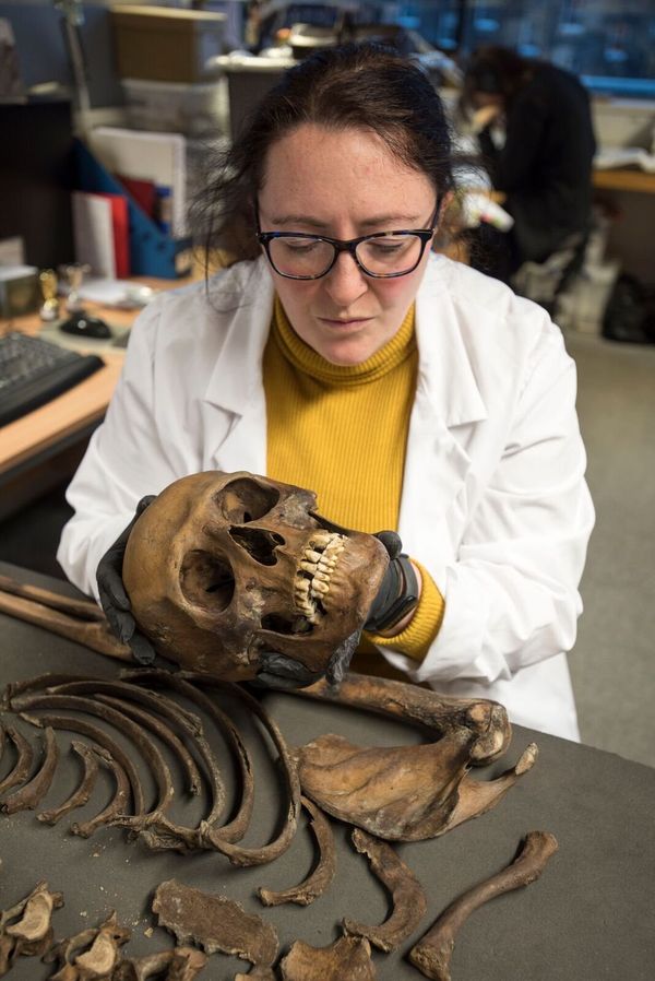 A 500-year-old skeleton was recently discovered by archaeologists in the mud under London’s River Thames wearing intact thigh-high leather footwear - Sputnik International
