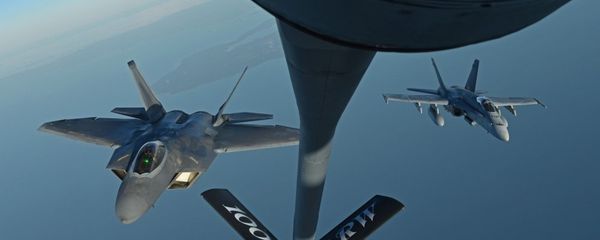 Air Refueling with F-22, F-18 Air Refueling with F-22, F-18 - Sputnik International