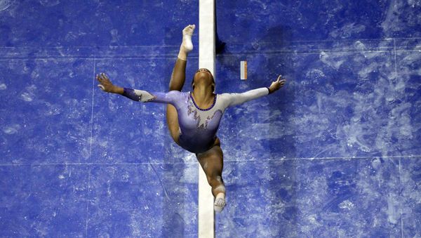 Gabby Douglas competes on the balance beam - Sputnik International