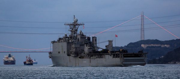 USS Carter Hall, a dock landing ship of the United States Navy, sets sail in the Bosphorus, on its way to the Black Sea, in Istanbul, Turkey, USS Carter Hall, a dock landing ship of the United States Navy, sets sail in the Bosphorus, on its way to the Black Sea, in Istanbul, Turkey, - Sputnik International