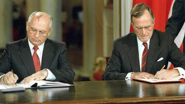 Soviet President Mikhail Gorbachev, left, and U.S. President George Bush signing bilateral documents during Gorbachev's official visit to the United States Soviet President Mikhail Gorbachev, left, and U.S. President George Bush signing bilateral documents during Gorbachev's official visit to the United States - Sputnik International