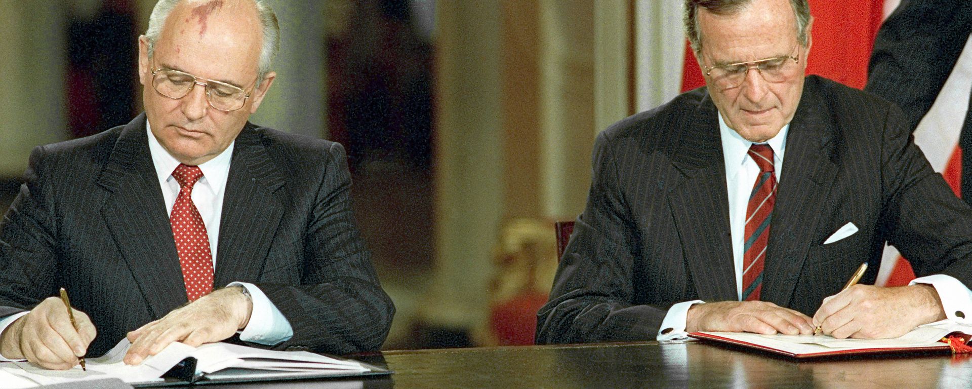 Soviet President Mikhail Gorbachev, left, and U.S. President George Bush signing bilateral documents during Gorbachev's official visit to the United States - Sputnik International, 1920, 30.05.2021