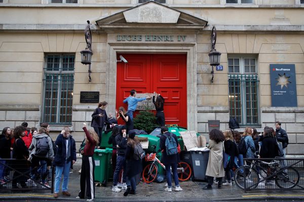 High school students block the entrance of the Lycee Henri IV secondary school to protest against the French government's reform plan, in Paris, France, December 6, 2018 High school students block the entrance of the Lycee Henri IV secondary school to protest against the French government's reform plan, in Paris, France, December 6, 2018 - Sputnik International