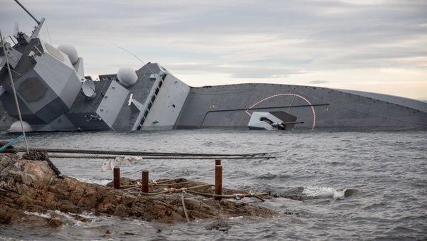 A shipwrecked Norwegian navy frigate KNM Helge Ingstad is seen in this Norwegian Coastal Administration handout picture in Oygarden, Norway, November 13, 2018 - Sputnik International