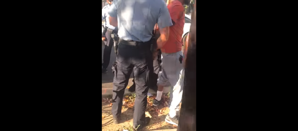 Metropolitan Police Department officer frisks DC resident MB Cottingham. - Sputnik International
