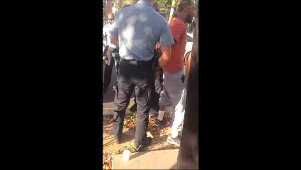 Metropolitan Police Department officer frisks DC resident MB Cottingham. - Sputnik International