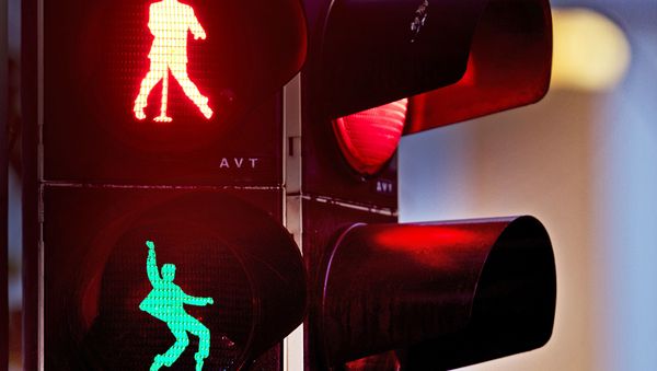 Walking figures depicting late US rock and roll legend Elvis Presley appear on a traffic light switching from green to red in Friedberg near Frankfurt, Germany, Thursday, Dec. 6, 2018 - Sputnik International