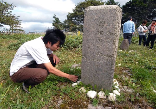 The Representative of Visa-Free Japan's Delegation at Old Japanese Cemetery on Yuzhno-Kurilsk in Kunashir Island The Representative of Visa-Free Japan's Delegation at Old Japanese Cemetery on Yuzhno-Kurilsk in Kunashir Island - Sputnik International