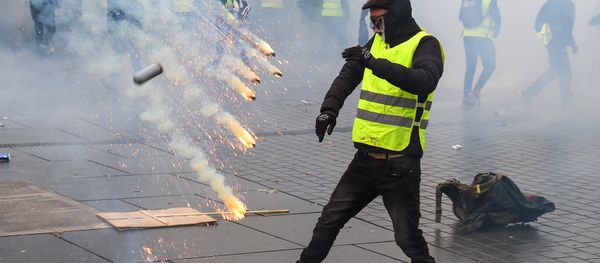 Protestors clash with riot police on December 8, 2018 in Bordeaux, southwestern France, during a demonstration against rising costs of living. The yellow vest movement in France originally started as a protest about planned fuel hikes but has morphed into a mass protest against President's policies and top-down style of governing. Protestors clash with riot police on December 8, 2018 in Bordeaux, southwestern France, during a demonstration against rising costs of living. The yellow vest movement in France originally started as a protest about planned fuel hikes but has morphed into a mass protest against President's policies and top-down style of governing. - Sputnik International