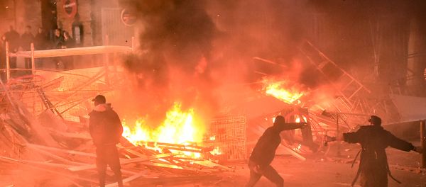 Protestors throw projectiles in a burning barricade during a demonstration of yellow vests (gilets jaunes) against rising costs of living they blame on high taxes in Toulouse, southern France, on December 8, 2018 Protestors throw projectiles in a burning barricade during a demonstration of yellow vests (gilets jaunes) against rising costs of living they blame on high taxes in Toulouse, southern France, on December 8, 2018 - Sputnik International