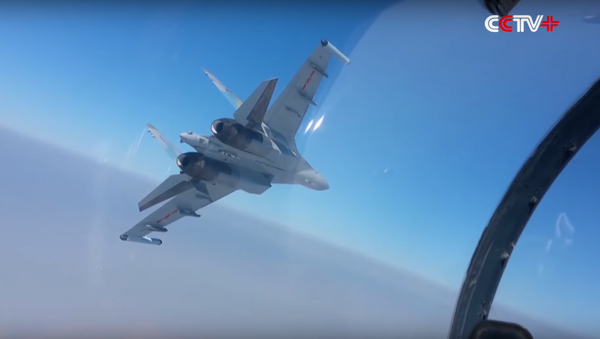 Screengrab of a Chinese Su-35 engaging in manoeuvres. - Sputnik International