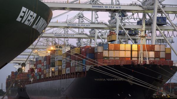 ship to shore cranes stack shipping containers on-board the container ship Maersk Semarang, Tuesday, June 19, 2018, at the Port of Savannah in Savannah, Ga - Sputnik International