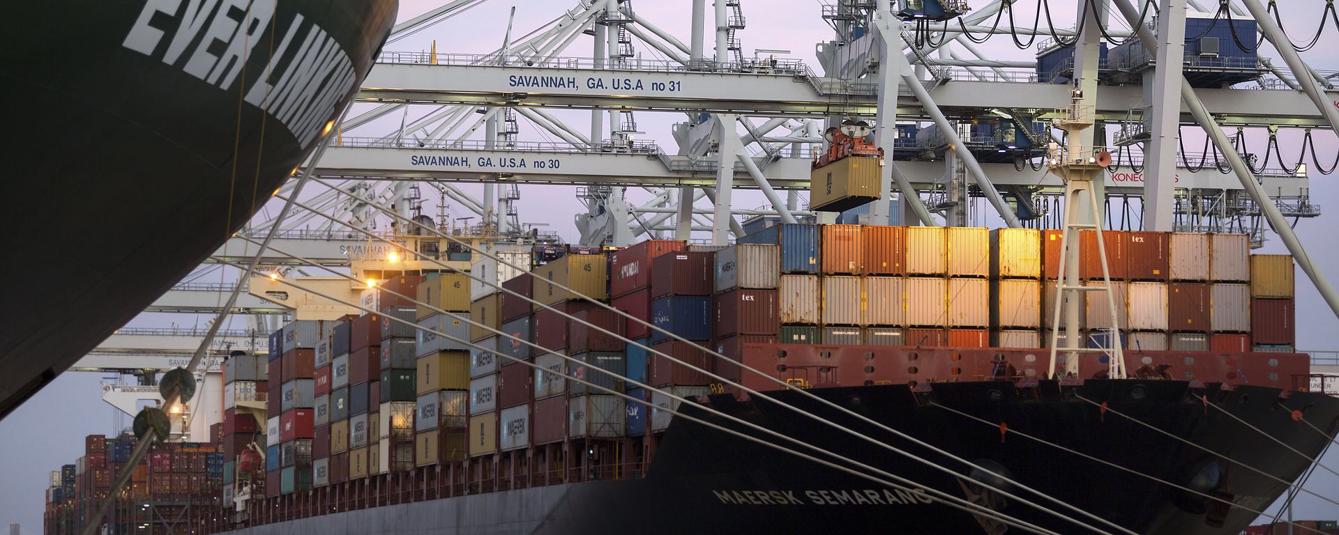 ship to shore cranes stack shipping containers on-board the container ship Maersk Semarang, Tuesday, June 19, 2018, at the Port of Savannah in Savannah, Ga ship to shore cranes stack shipping containers on-board the container ship Maersk Semarang, Tuesday, June 19, 2018, at the Port of Savannah in Savannah, Ga - Sputnik International, 1920, 13.09.2022