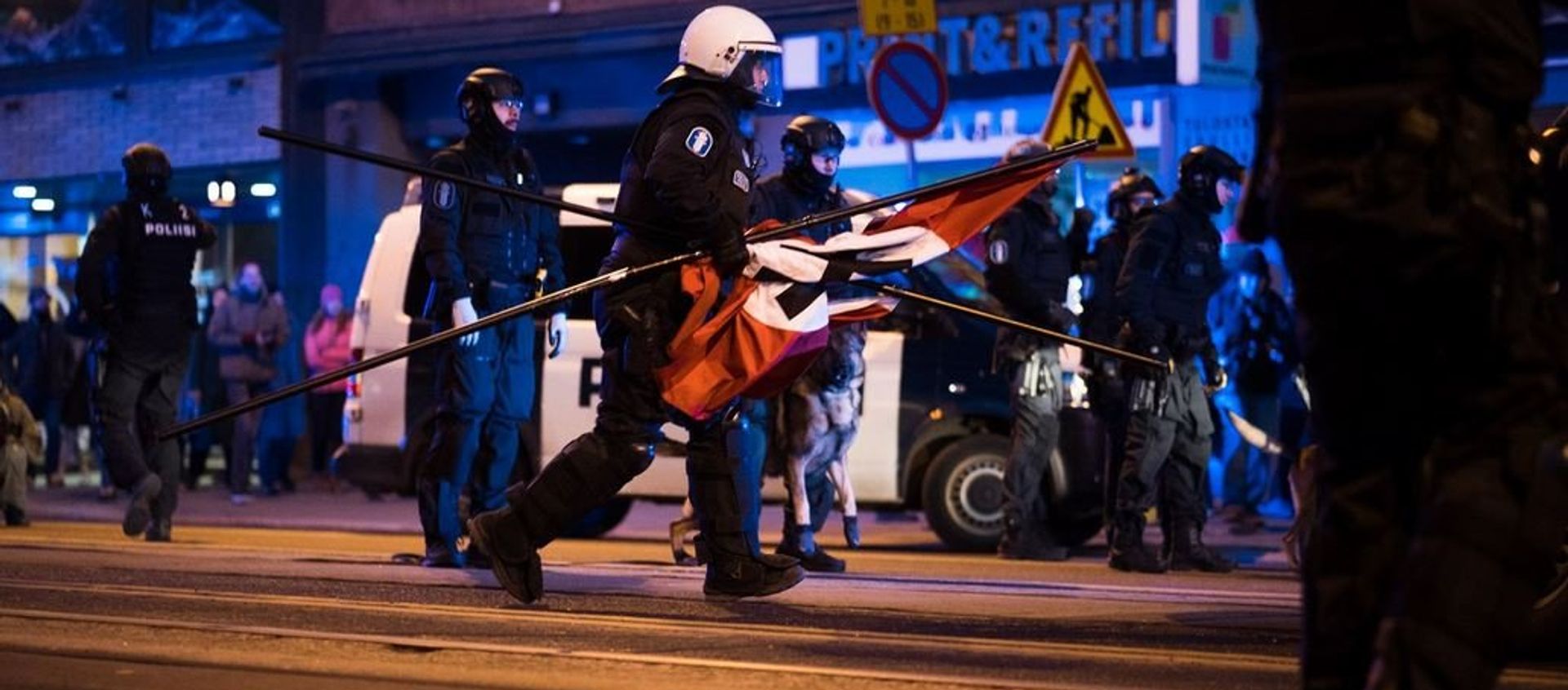 Finnish neo-nazis start their Independence Day march with swastika flags in Helsinki, Finland December 6, 2018 Finnish neo-nazis start their Independence Day march with swastika flags in Helsinki, Finland December 6, 2018 - Sputnik International, 1920, 31.08.2021