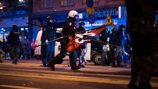 Finnish neo-nazis start their Independence Day march with swastika flags in Helsinki, Finland December 6, 2018 - Sputnik International