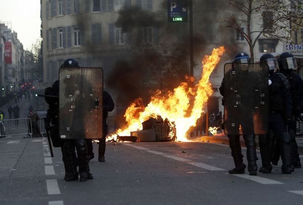 Riot police officer stand in front a burning trash bin during clashes, Saturday, Dec. 8, 2018 in Marseille, southern France - Sputnik International