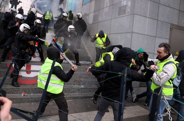 Demonstrators clash with police during the yellow vests protest against higher fuel prices, in Brussels, Belgium, December 8, 2018 - Sputnik International