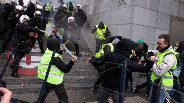 Demonstrators clash with police during the yellow vests protest against higher fuel prices, in Brussels, Belgium, December 8, 2018 - Sputnik International