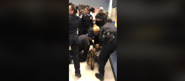 NYPD investigating video showing cops yanking baby from woman on the floor - Sputnik International