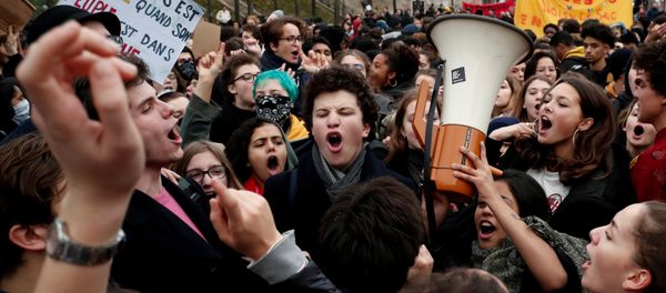 Youths and high school students attend a demonstration to protest against the French government's reform plan, in Paris, France, December 7, 2018 - Sputnik International
