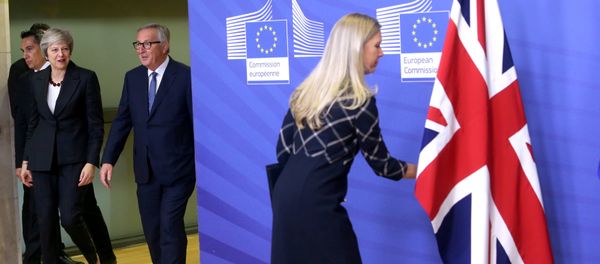 A staff member adjusts the British flag as British Prime Minister Theresa May and European Commission President Jean-Claude Juncker arrive at the EC headquarters in Brussels, Belgium November 21, 2018 A staff member adjusts the British flag as British Prime Minister Theresa May and European Commission President Jean-Claude Juncker arrive at the EC headquarters in Brussels, Belgium November 21, 2018 - Sputnik International