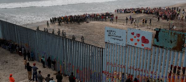 People take part in a gathering in support of the migrant caravan in San Diego, U.S., close to the border wall between the United States and Mexico, as seen from Tijuana, Mexico December 10, 2018 - Sputnik International