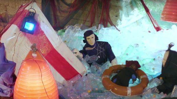 Nativity scene with migrants trapped in plastic sea sparks controversy - Sputnik International