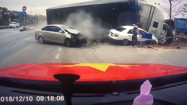 Mother, Toddler Escape Highway Horror by Inches - Sputnik International