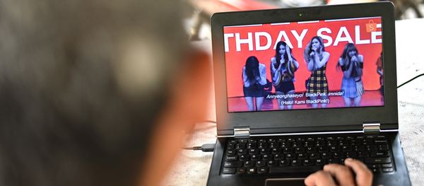 A man watches a commercial featuring K-pop supergroup Blackpink on his laptop in Jakarta on December 12, 2018, after the advertisement was banned by the Indonesian Broadcasting Commission. A man watches a commercial featuring K-pop supergroup Blackpink on his laptop in Jakarta on December 12, 2018, after the advertisement was banned by the Indonesian Broadcasting Commission. - Sputnik International
