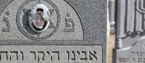 Vandalized stones are scattered at Stone Road or Waad Hakolel Cemetery in Rochester, New York on March 3, 2017. Vandalized stones are scattered at Stone Road or Waad Hakolel Cemetery in Rochester, New York on March 3, 2017. - Sputnik International