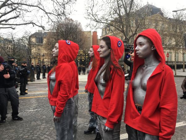 Topless women took to the streets in the fifth weekend of Yellow Vest demonstrations Topless women took to the streets in the fifth weekend of Yellow Vest demonstrations - Sputnik International