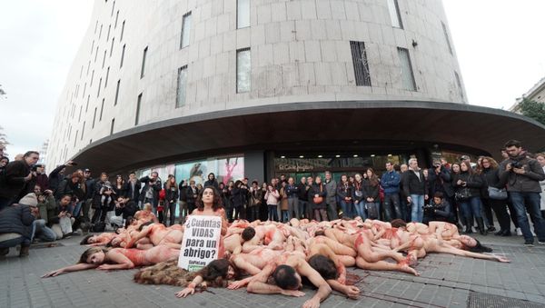 Animal rights activists can be seen staging a protest against the fur industry in Barcelona on 16 December 2018 - Sputnik International