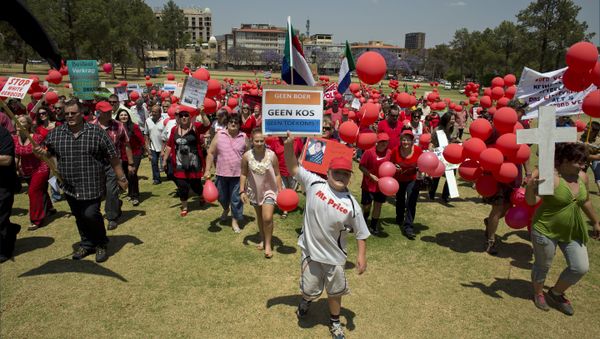 Some of the 400 White South Africans, holding placards reading No Farmer, No Food, No Future, march to protest the violent murder of farmers, which they term 'genocide', and 'oppressive' state policies in favour of Blacks in Pretoria on October 10, 2013 - Sputnik International