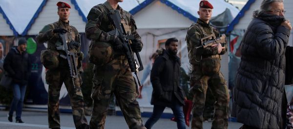French soldiers patrol at the Christmas market at La Defense financial and business district in Puteaux, near Paris, France, December 13, 2018 French soldiers patrol at the Christmas market at La Defense financial and business district in Puteaux, near Paris, France, December 13, 2018 - Sputnik International