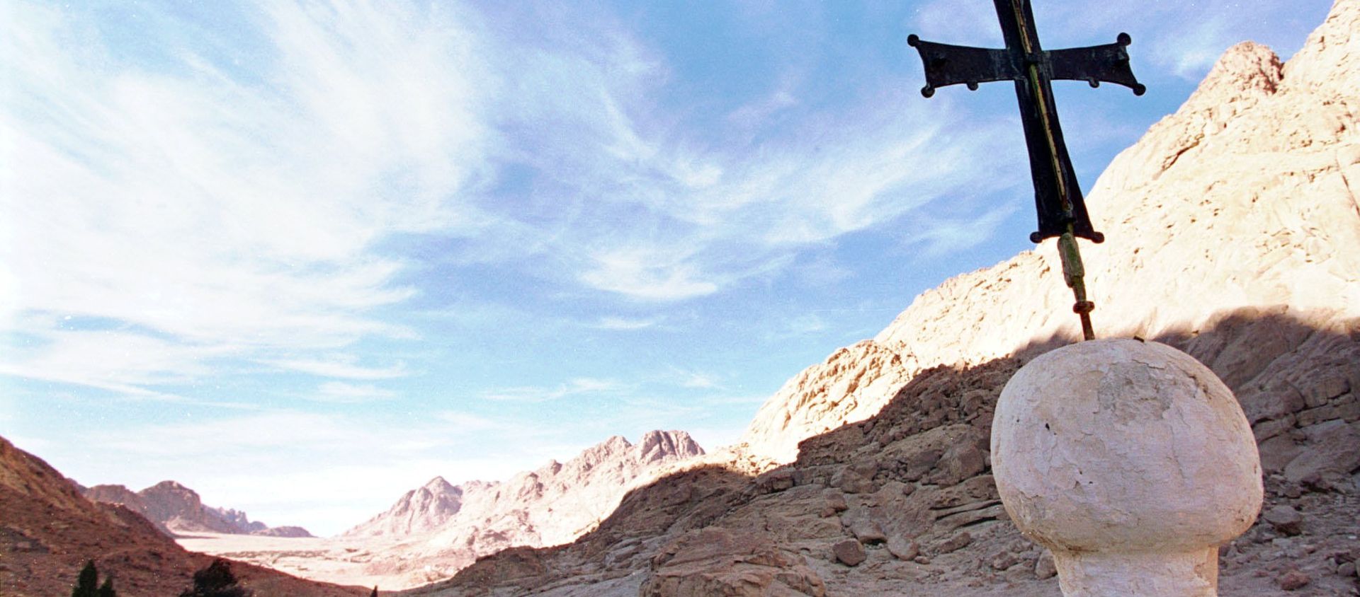 In this 7 January 1998 file photo, the shadow of Mount Sinai stretches across the valley at the foot of the Greek Orthodox Monastery of St. Catherine in the Sinai peninsula some 240 miles southeast of Cairo, Egypt - Sputnik International, 1920, 31.01.2021
