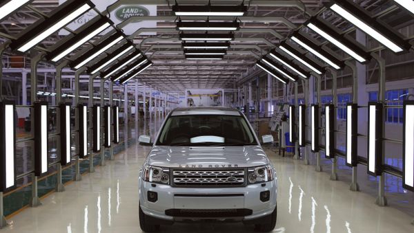 A Jaguar Land Rover car sits at an assembly plant in Pune, India - Sputnik International