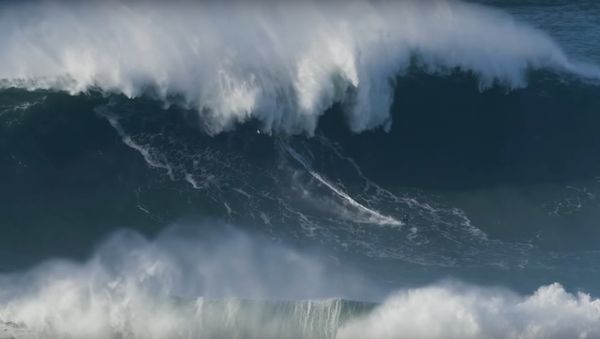 Brit surfer breaks new world record for taking on biggest wave - Sputnik International